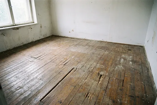 Parkettboden vorher - Alter beschädigter Boden