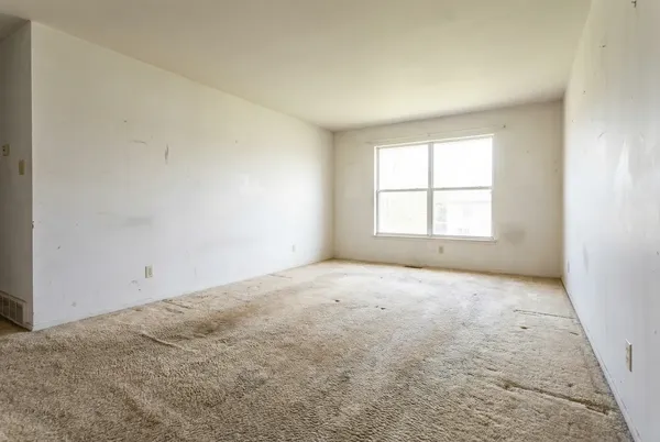 Vinylboden vorher - Alter Teppichboden